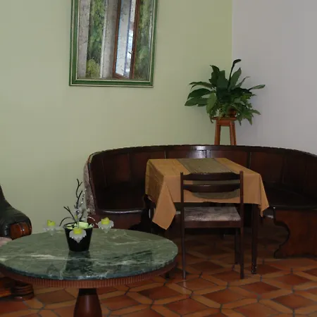 Отель Restaurant Aux Deux Roses