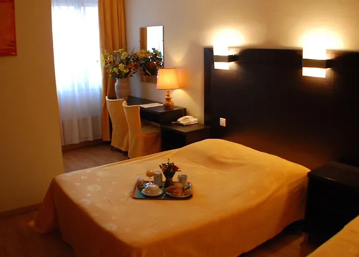 Restaurant Aux Deux Roses 3* نيوف-بريساش